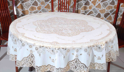 Ткани для скатерти: свойства и отличия