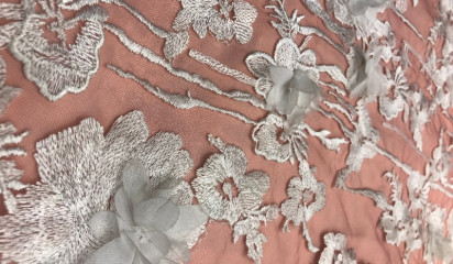 Сетка расшитая розовая с белыми цветами С-323