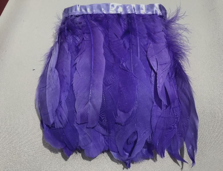 Перо петуха на ленте фиолетовое