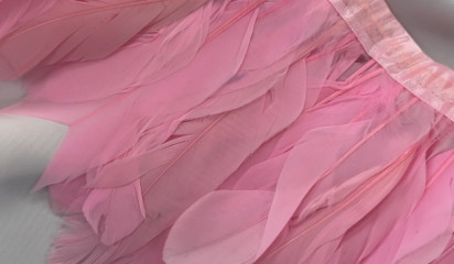 Перо на ленте розовый