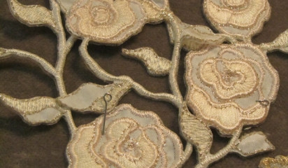 Аппликация "Цветы" бежево-золотистая AP_16